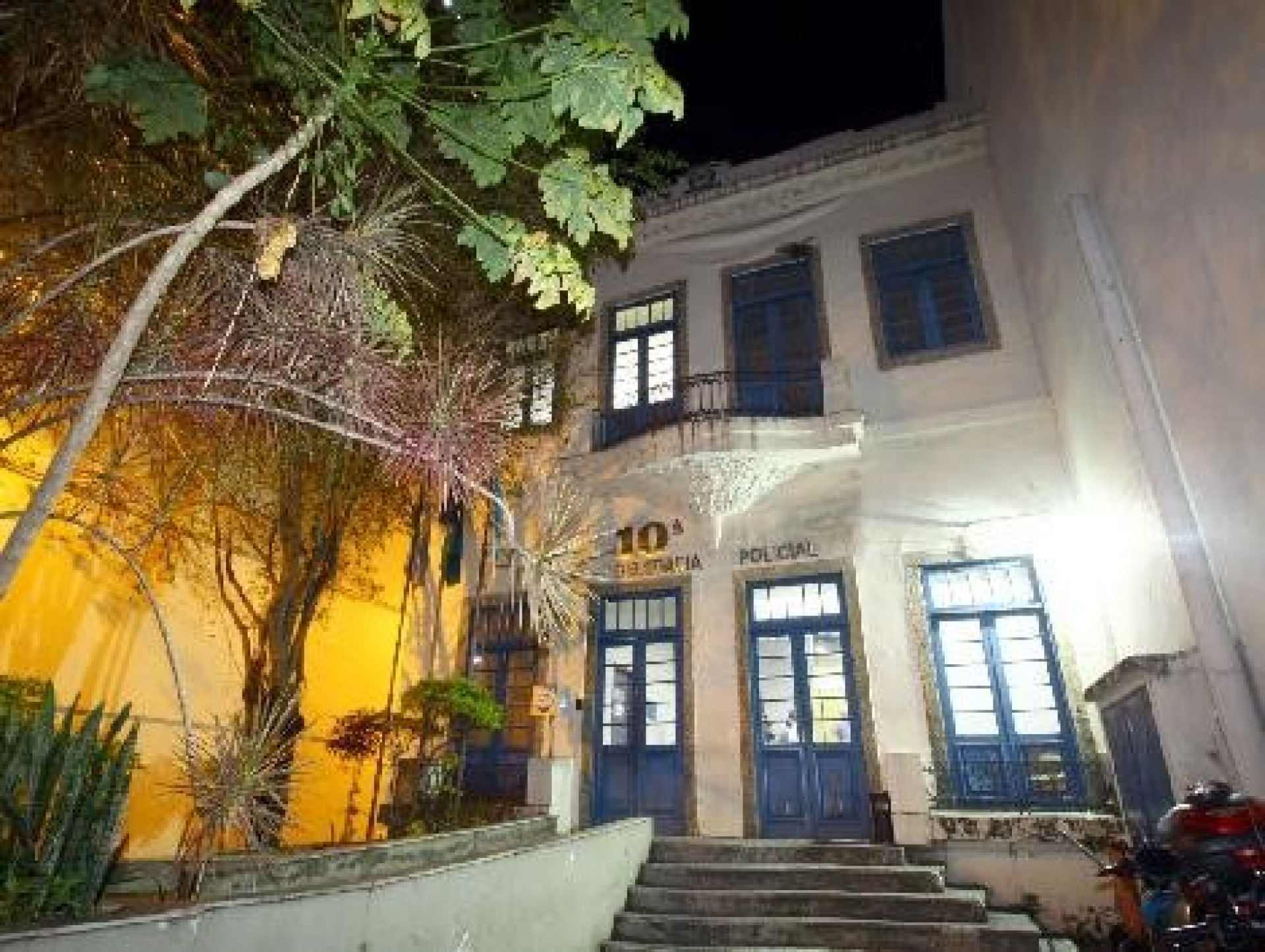 Os policiais civis da 10&ordf; DP se depararam com produ&ccedil;&atilde;o de cosm&eacute;ticos falsos em larga escala. Os estabelecimentos foram interditados e duas pessoas foram presas - Divulga&ccedil;&atilde;o / PCERJ