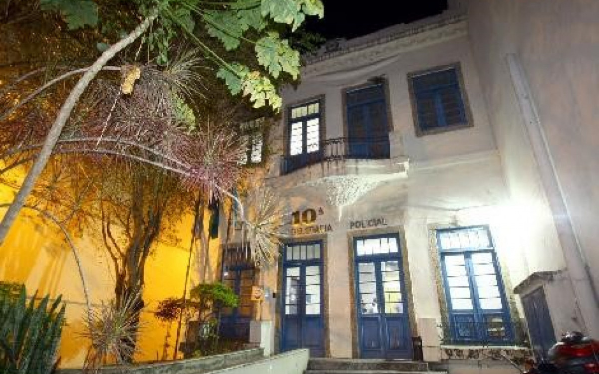 Os policiais civis da 10ª DP se depararam com produção de cosméticos falsos em larga escala. Os estabelecimentos foram interditados e duas pessoas foram presas