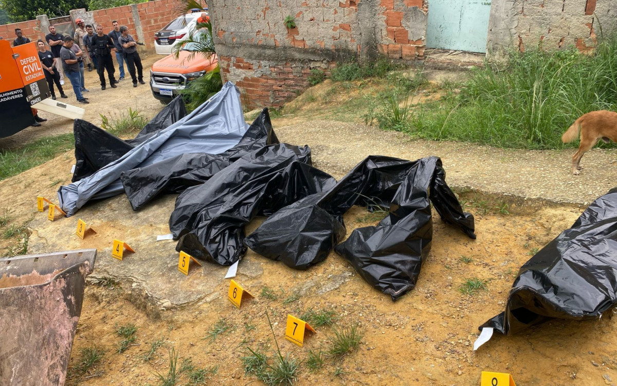 Durante a operação, pelo menos oito corpos foram encontrados na parte da manhã