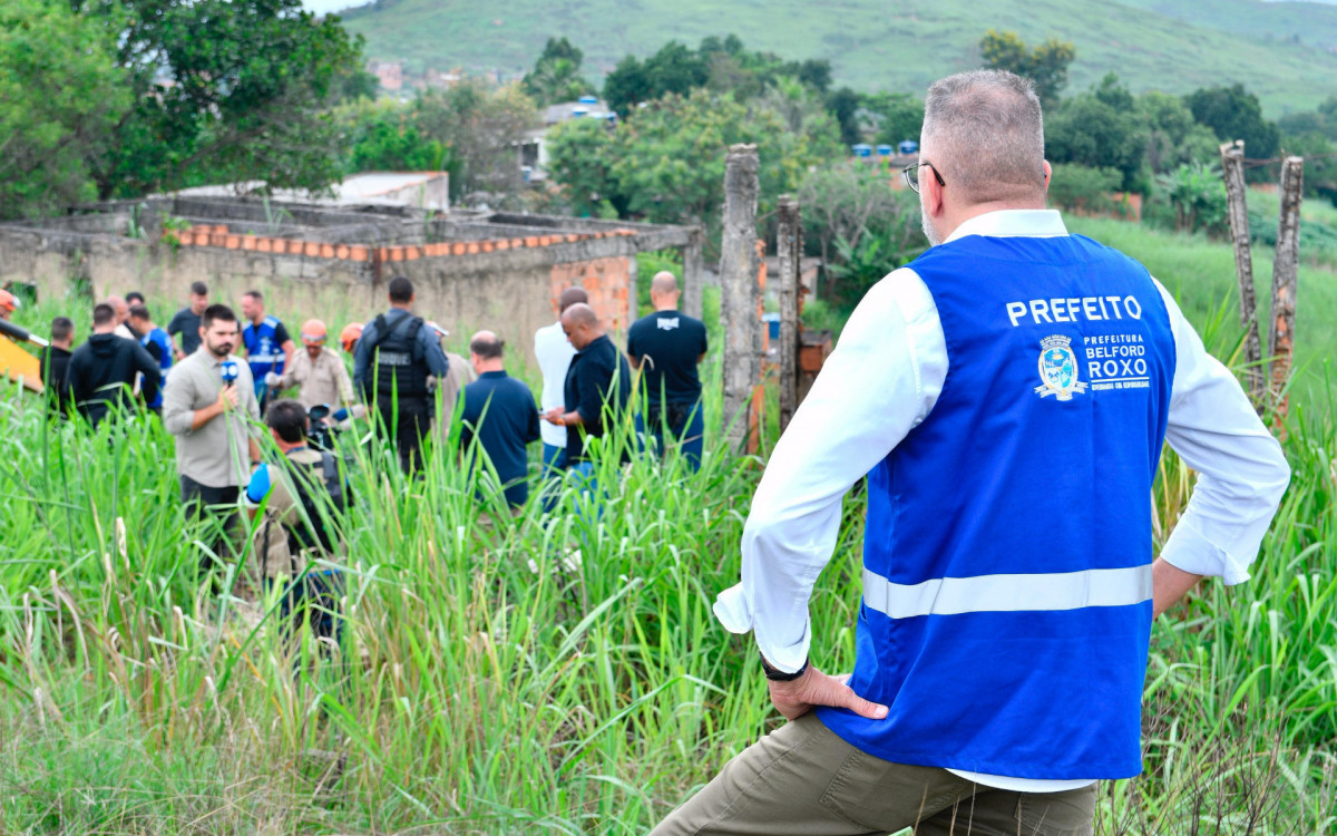 O prefeito Márcio Canella acompanhou a operação de descoberta do cemitério clandestino
