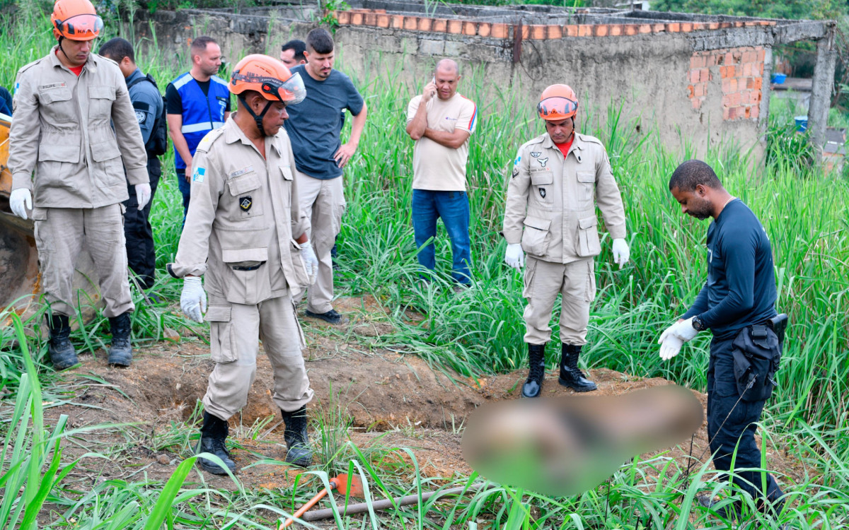 Bombeiros e policiais civis trabalharam no resgate e identificação dos corpos encontrados