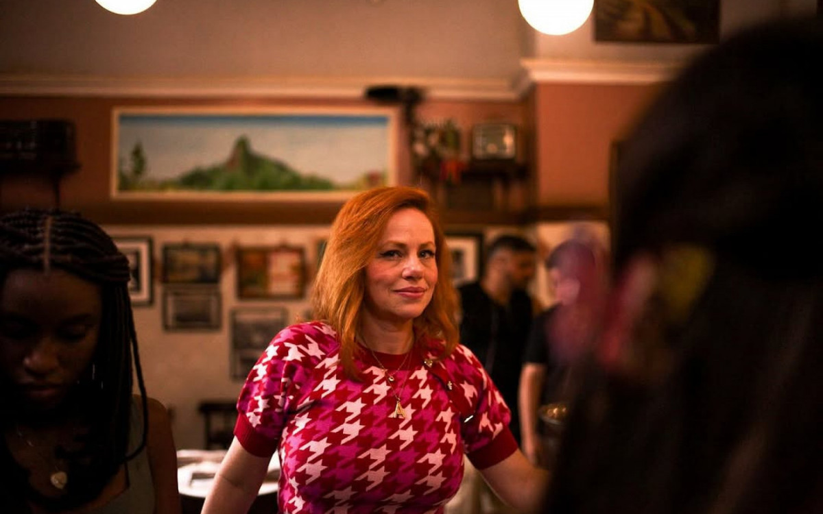 A atriz Karine Teles nos bastidores de cena de 'Vale Tudo' - Reprodução/Instagram