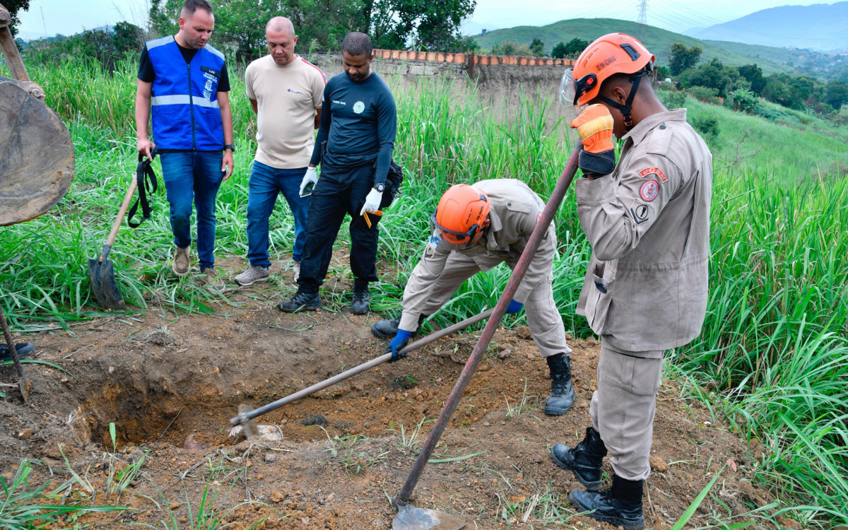 Bombeiros desenterraram alguns corpos encontrados no cemitério clandestino