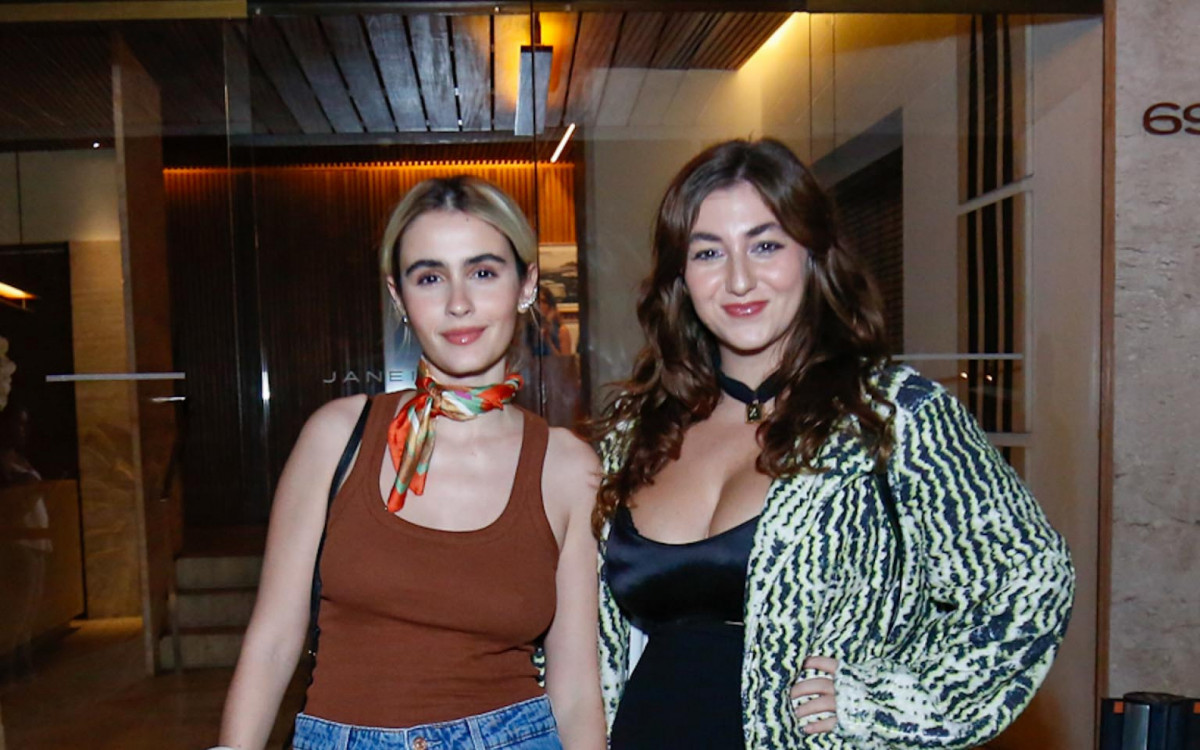 Valentina Herszage com uma amiga