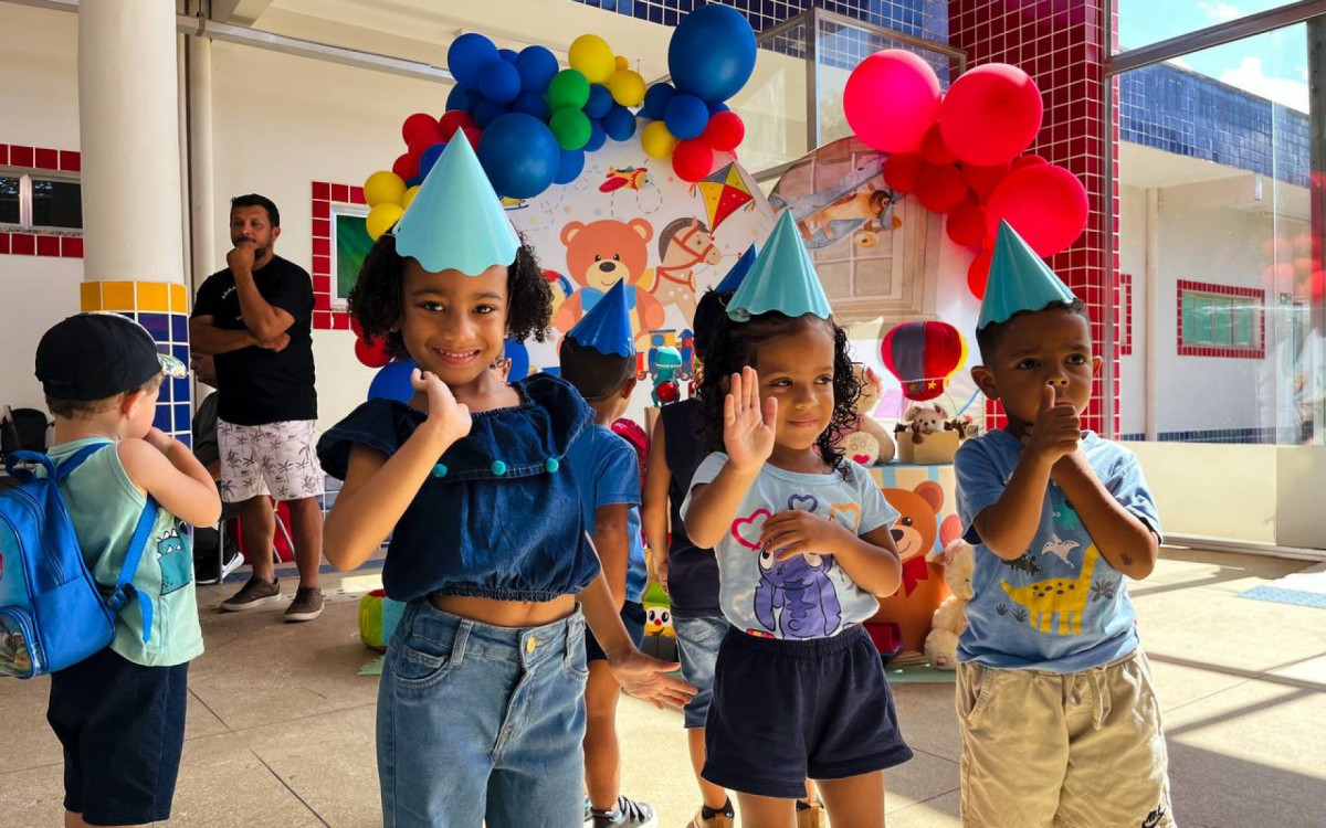E é claro que não faltaram sorrisos e até choro dos pequeninos, que queriam mesmo era brincar e aproveitar o colo das \