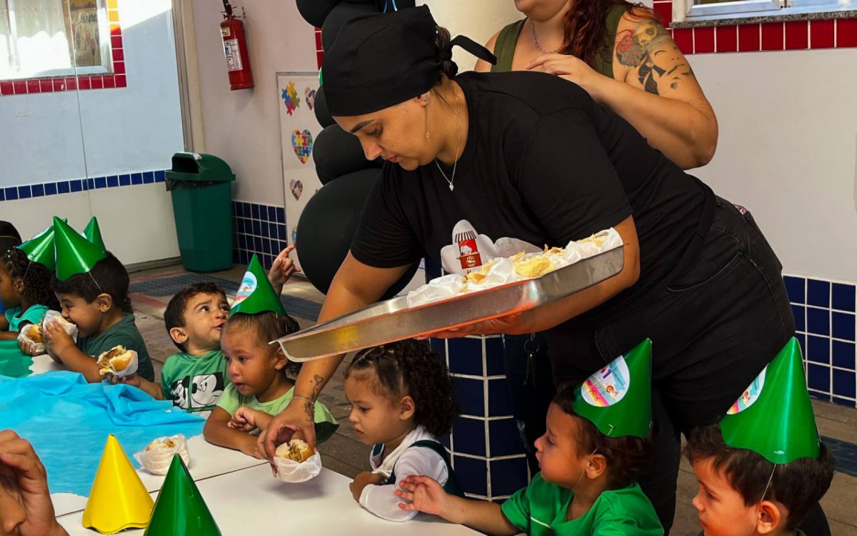 Para marcar o aniversário, os alunos foram recepcionados com um dia especial: hambúrguer, cachorro-quente, açaí, churros e outras delícias