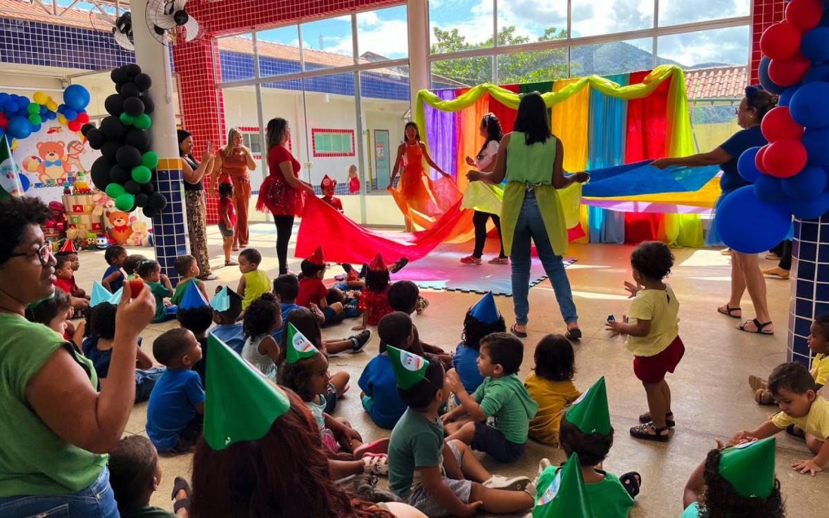 Também teve apresentação lúdica infantil com foco na aprendizagem das cores, promovendo diversão e estímulo cognitivo em um ambiente acolhedor