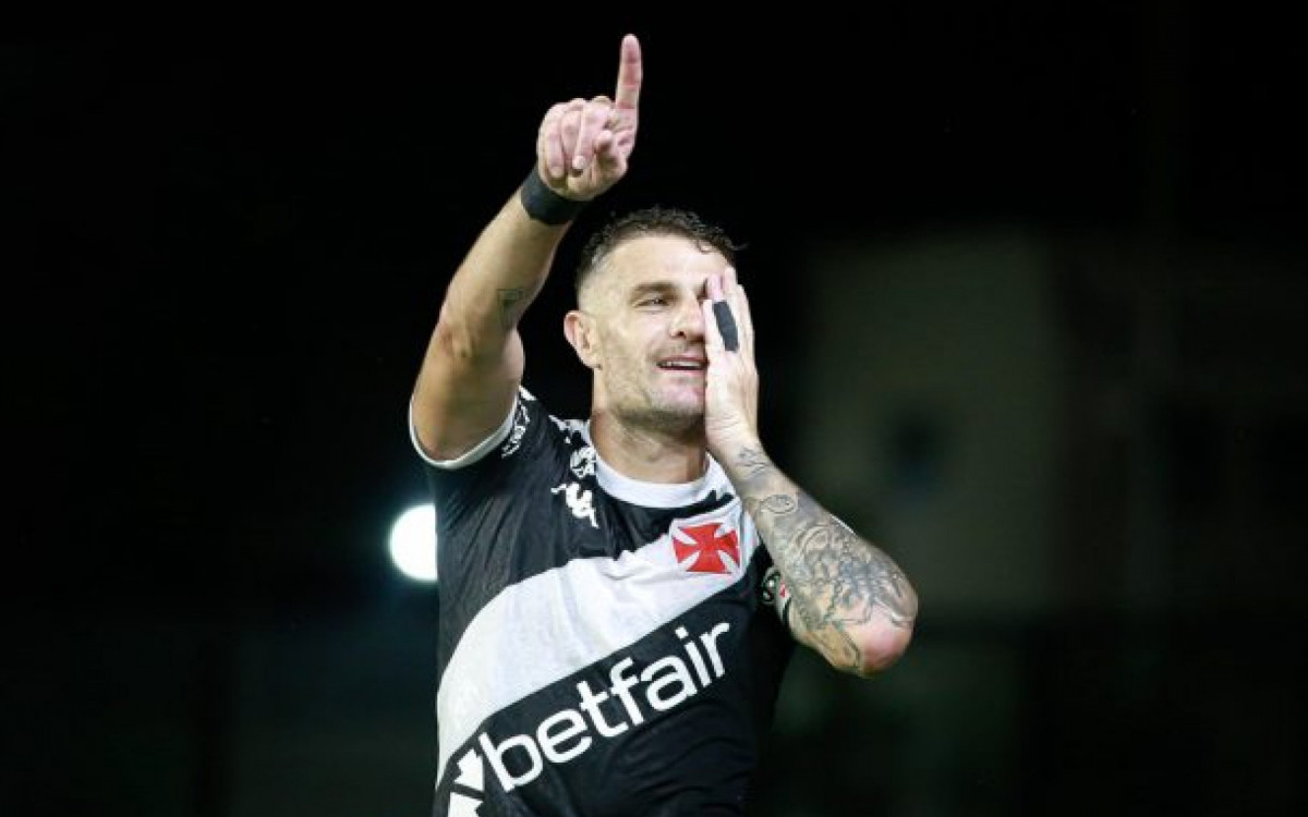 Vegetti supera Kane e vira o jogador com mais gols de cabeça no mundo em 2025