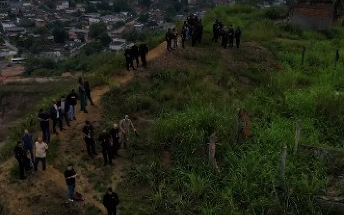 Policiais civis, militares e bombeiros estiveram no cemit&eacute;rio clandestino