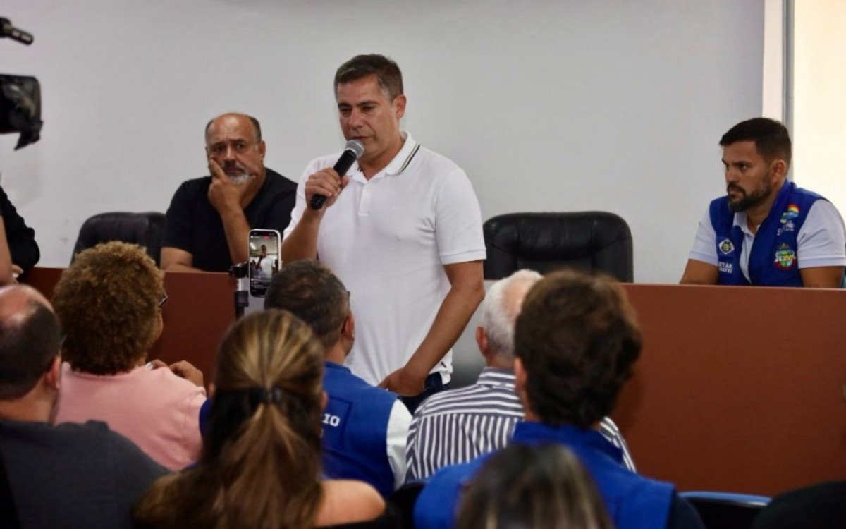 Dr Serginho fala à imprensa, durante entrevista coletiva no auditório da Prefeitura