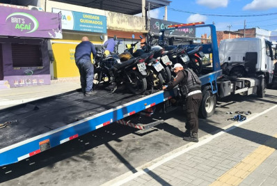 PM realiza operação de trânsito contra veículos irregulares usados em crimes em Queimados