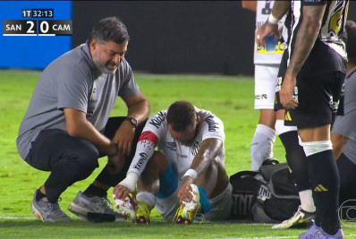 Neymar sente novamente, é substituído no primeiro tempo em jogo do Santos e chora