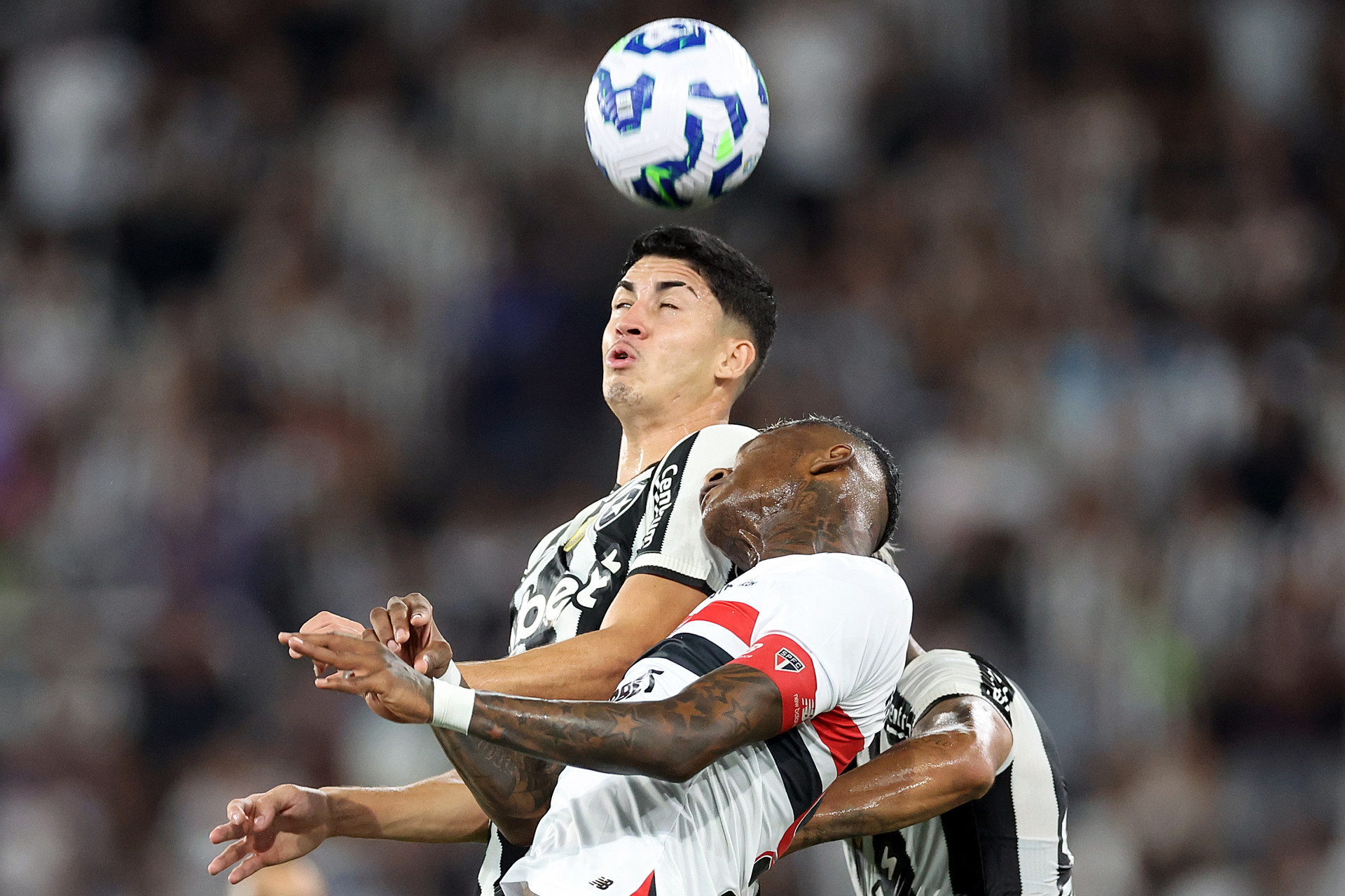 Jair disputa a bola pelo alto em Botafogo x S&atilde;o Paulo - Vitor Silva/Botafogo