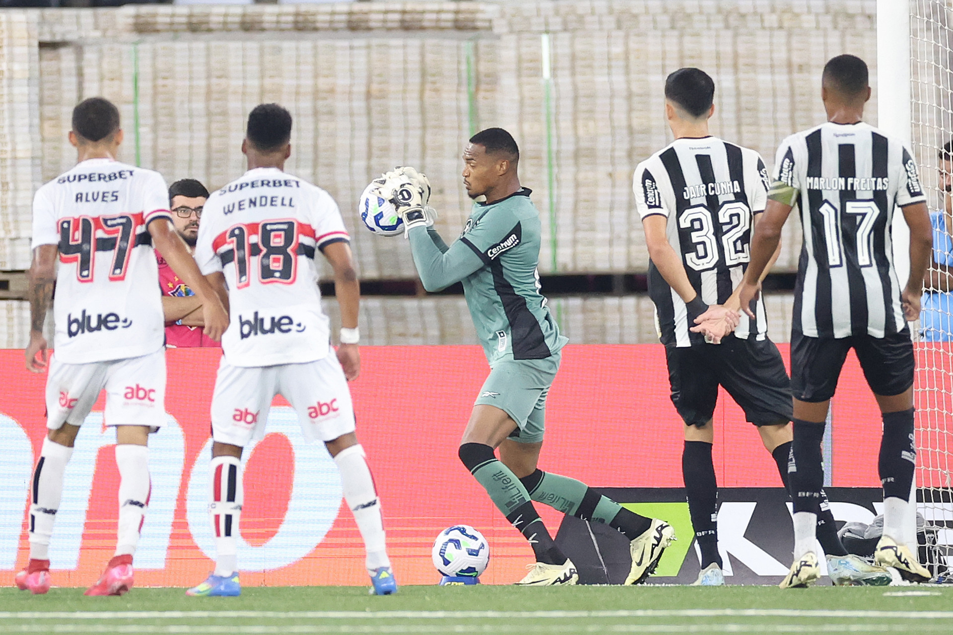 Defesa de John - Vitor Silva/Botafogo