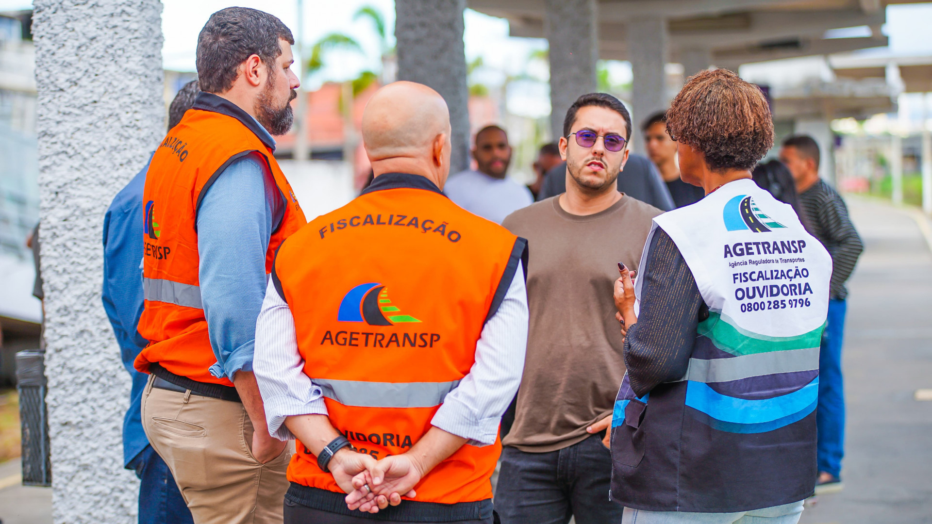 Rafael Poubel,  Leonardo Vieira ,  Yubirajara Corrêa  e Cristiane Santos realizando fiscalização na estação de Coelho da Rocha - Gilberto Rocha/ PMSJM