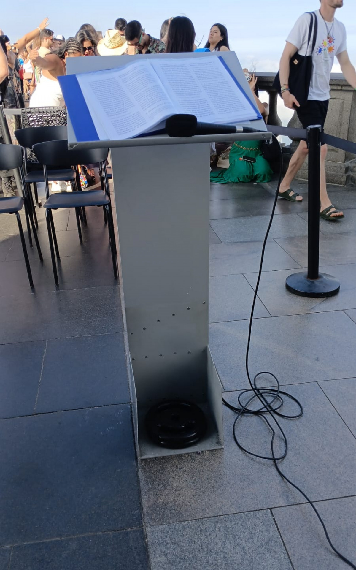 Pedestal foi derrubado por uma forte rajada de vento - Reprodução