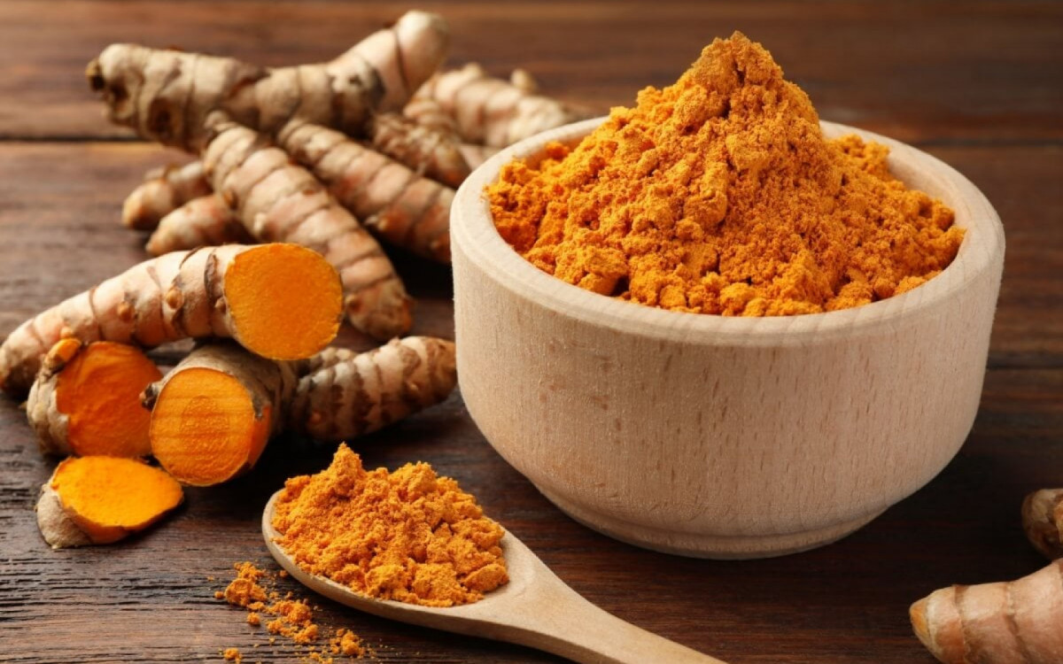 A c&uacute;rcuma &eacute; uma especiaria que promove sa&uacute;de e bem-estar (Imagem: New Africa | Shutterstock)