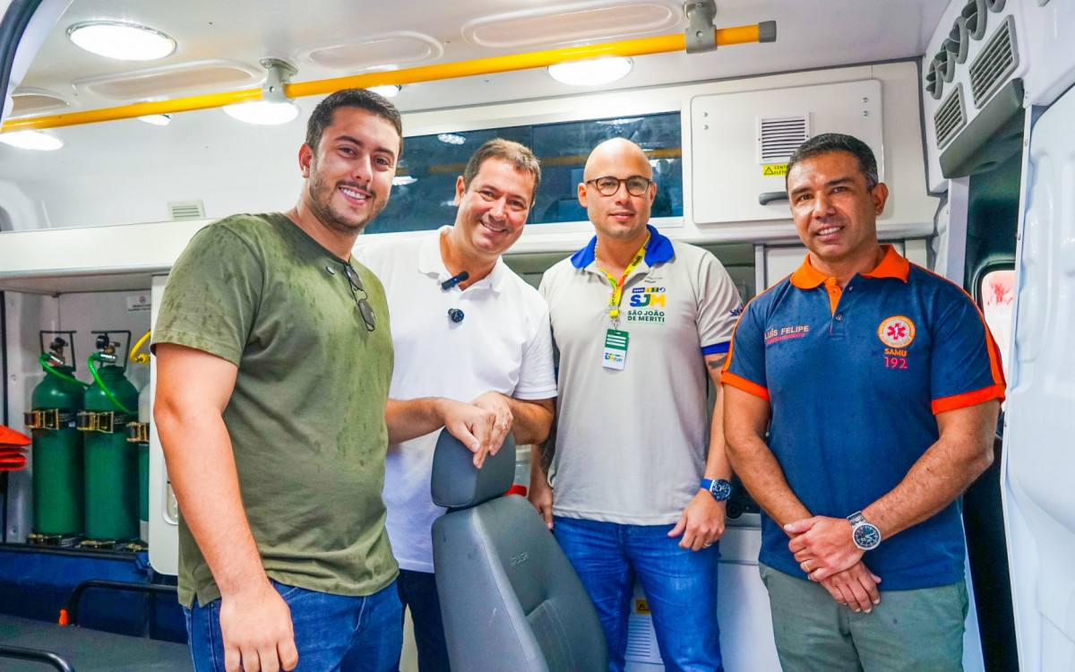 Secretário Leonardo Vieira, prefeito Léo Vieira, secretário Carlos Neto e o superintendente do SAMU, Luiz Felipe, durante a entrega das ambulâncias