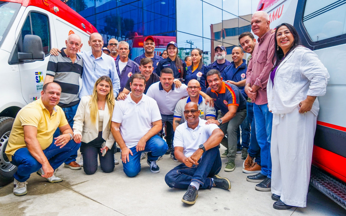 A cerimônia de entrega contou com a presença do prefeito Léo Vieira, secretários, vereadores e autoridades locais