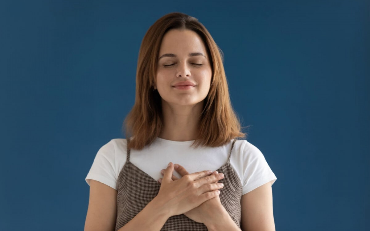 As ora&ccedil;&otilde;es tamb&eacute;m s&atilde;o um meio de pedir por prosperidade e abund&acirc;ncia (Imagem: fizkes | Shutterstock)