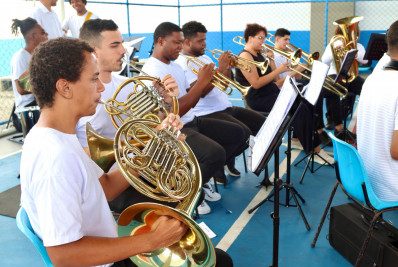 Alunos de CIEP integram atividade musical com o grupo Favela Orquestra