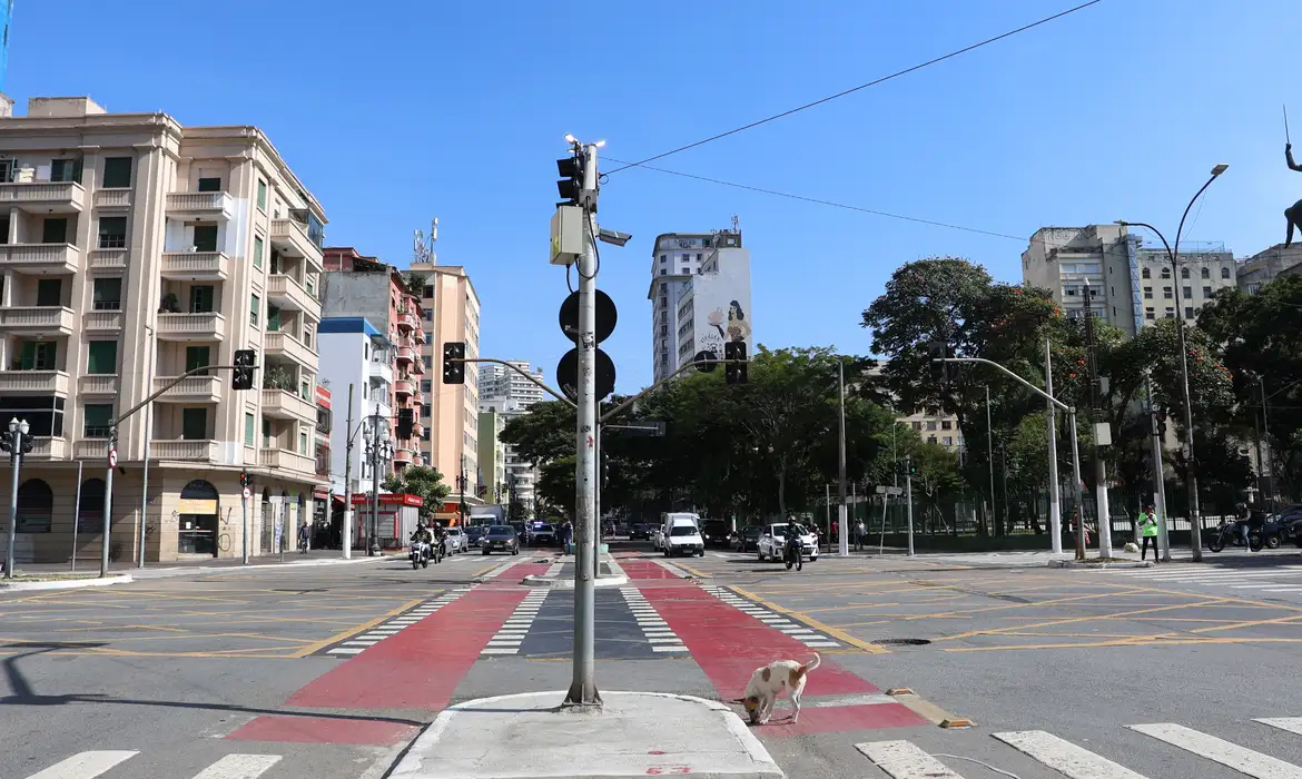 Infraestrutura urbana avança e mais brasileiros vivem em ruas iluminadas e pavimentadas, aponta IBGE