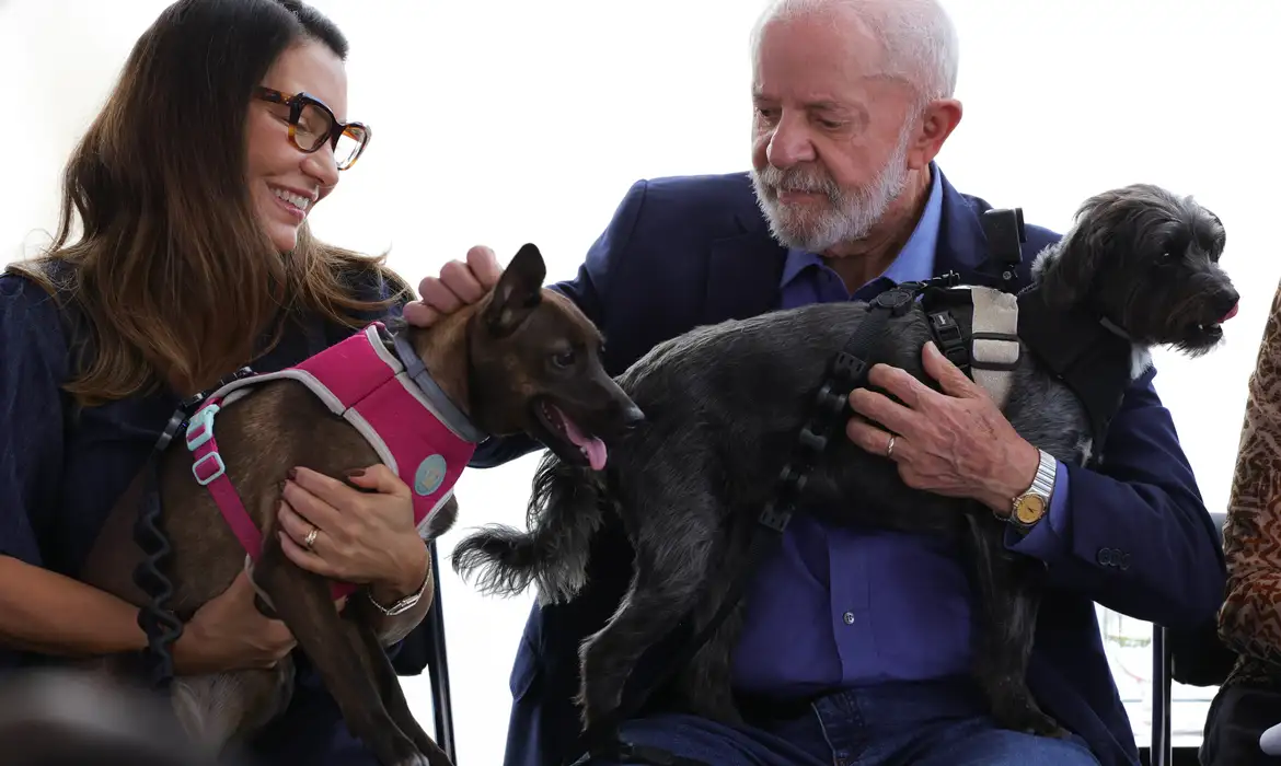 Lula lança programa de identificação e proteção de cães e gatos