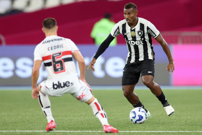 Áudio do VAR explica pênalti anulado do Botafogo: 'Vem arrastando o pé e se joga'