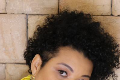 Adriana Dutra se apresenta no projeto Samba Niterói