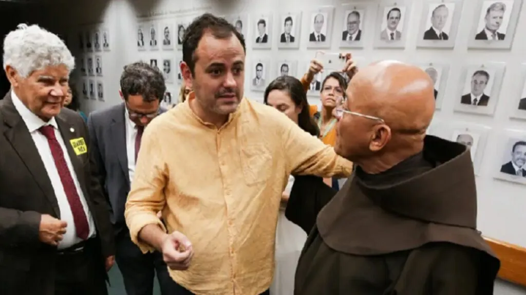 Glauber Braga encerra greve de fome de mais de 200 horas após acordo com presidente da Câmara