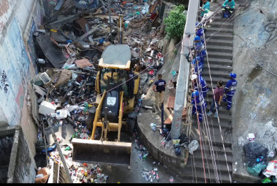 Ferro-velho clandestino é demolido na Tijuca