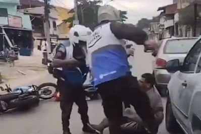 Vídeo: PM agride motociclista durante abordagem em São Gonçalo