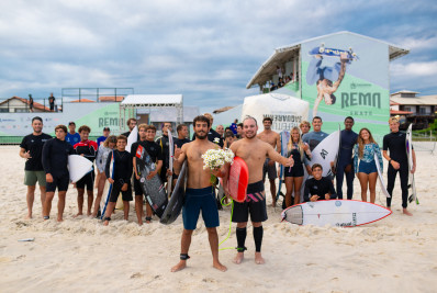 Surfista Léo Neves ganha homenagem dos filhos no REMA WSL Saquarema Surf Festival