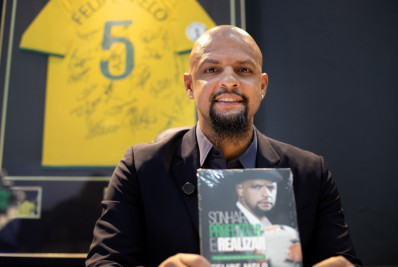 Ex-jogador Felipe Melo faz sessão de autógrafos, lança livro e exposição em Volta Redonda