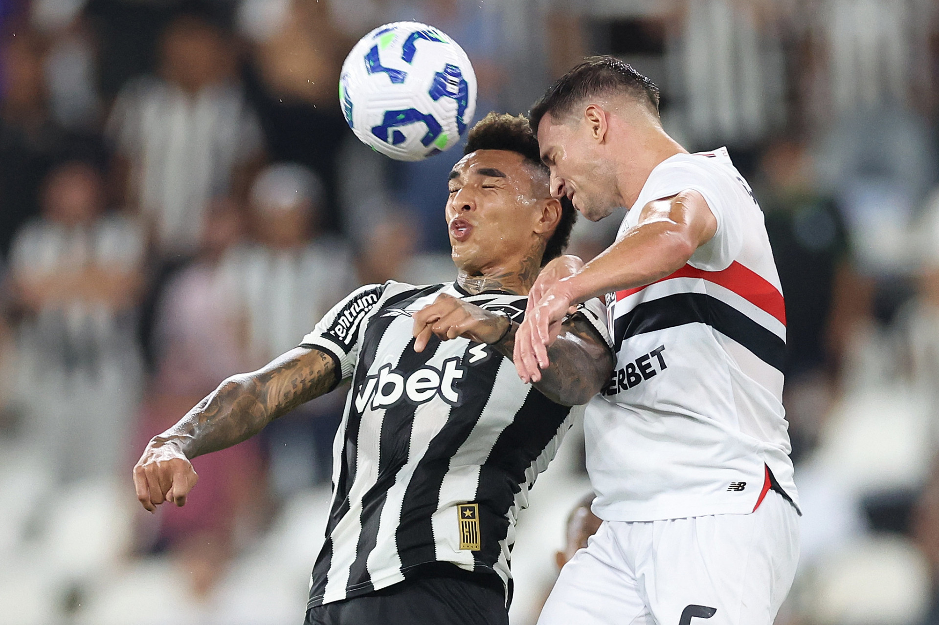 Igor Jesus disputa a bola pelo alto - Vítor Silva/Botafogo