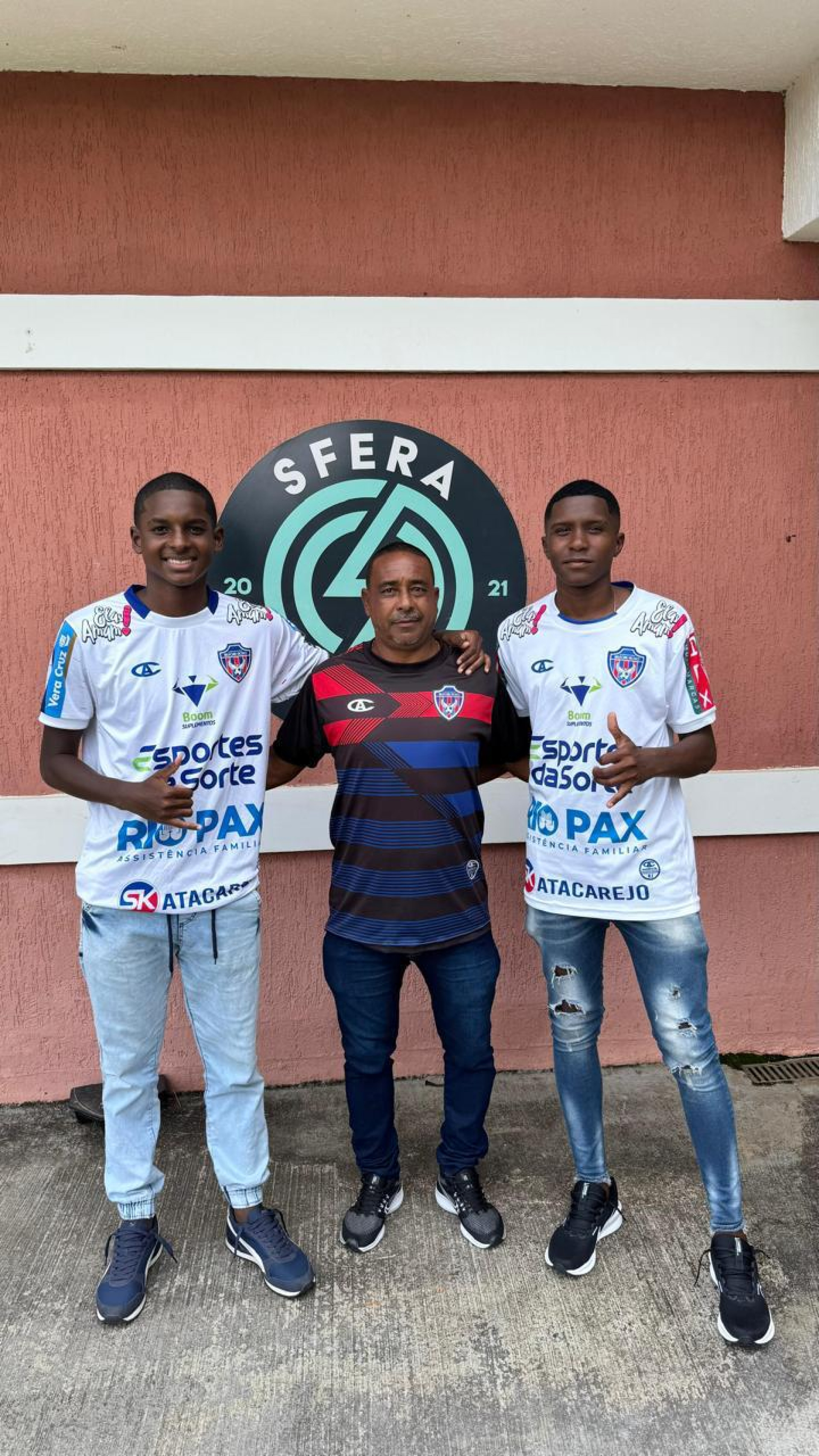 Ex-atletas do Belford Roxo, Breno Gomes (E) e Ryan Marconi (D), que est&atilde;o atuando no clube paulistano com o coordenador t&eacute;cnico Cust&oacute;dio J&uacute;nior (E) - Isaac Tim&oacute;teo / SEBR