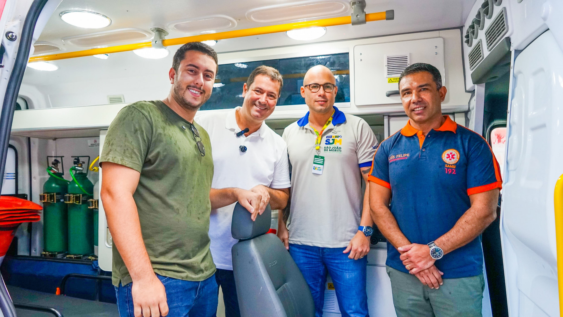 Secret&aacute;rio Leonardo Vieira, prefeito L&eacute;o Vieira, secret&aacute;rio Carlos Neto e o superintendente do SAMU, Luiz Felipe, durante a entrega das ambul&acirc;ncias - Gilberto Rocha/ PMSJM