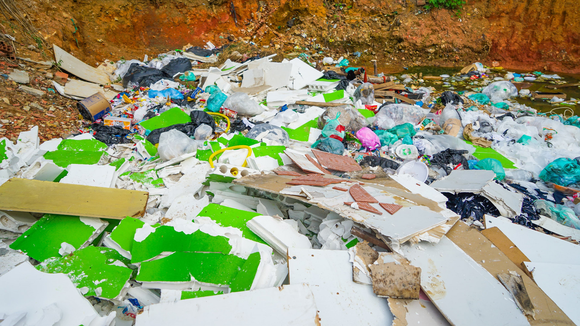 O terreno que serviu como ponto irregular de descarte est&aacute; localizado em frente ao estabelecimento no bairro Vilar dos Teles - Gilberto Rocha