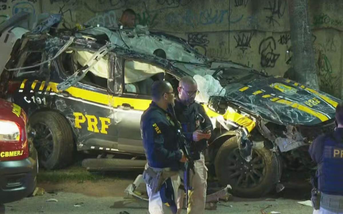 Viatura ficou completamente destruída após acidente na Avenida Brasil que ocasionou a morte de três agentes