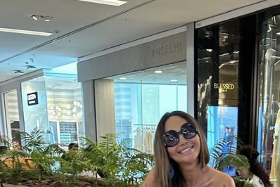 Com seu pet no shopping, Amanda Froés reclama de 'porcofobia'