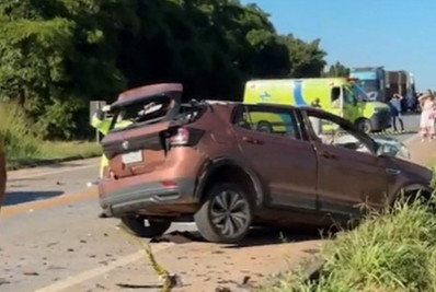 Acidente entre carro e carreta deixa um morto e três feridos em MT