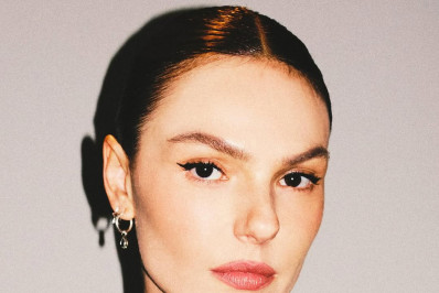 Isis Valverde exibe foto inédita com filho, enteados e marido