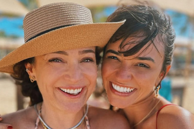 Gabriela Duarte e Talita Younan posam com biquínis de oncinha: 'Cunhada perfeita'