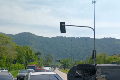 Acidente seguido de tombamento deixa mulher ferida na Avenida das Américas