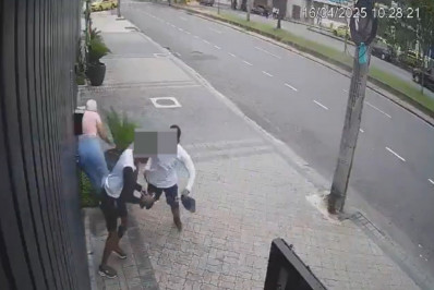 Vídeo: idosa é empurrada e roubada por estudantes em onda de assaltos na Zona Norte