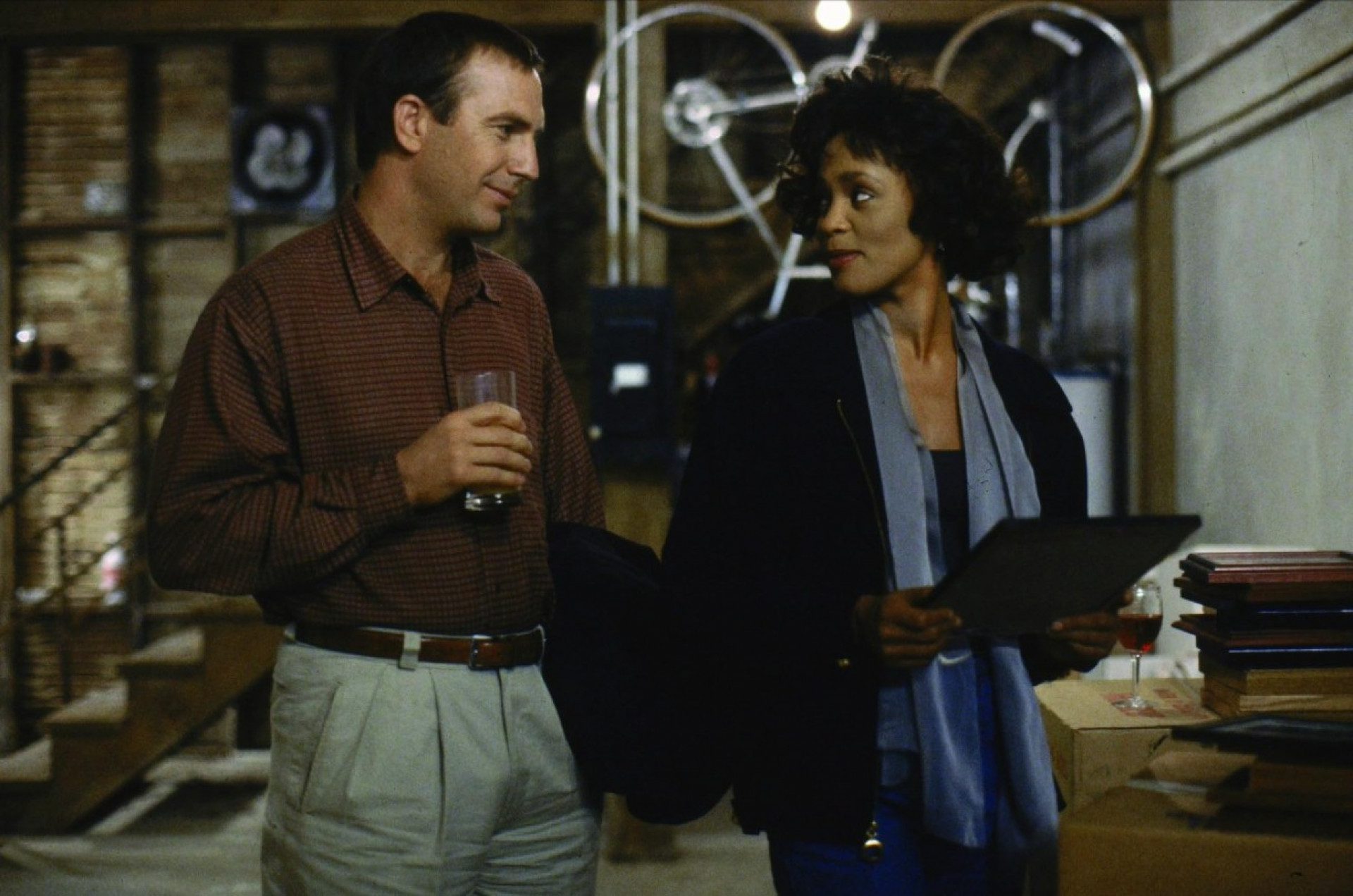 Whitney Houston foi par romântico de Kevin Costner em 'O Guarda-Costas', de 1992 - Reprodução / Warner Bros.