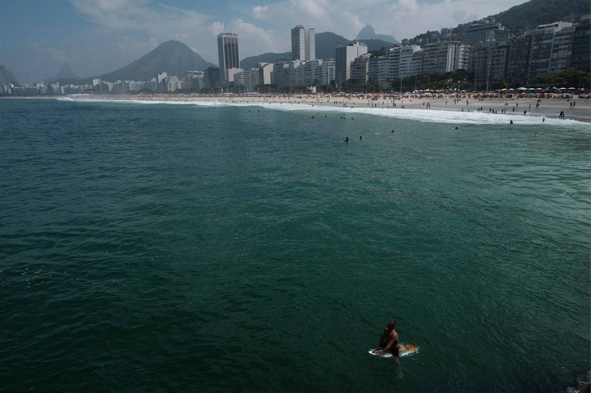 Movimentação na Praia de Copacabana, na Zona Sul do Rio, nesta sexta-feira (18) - Pedro Teixeira/Agência O Dia