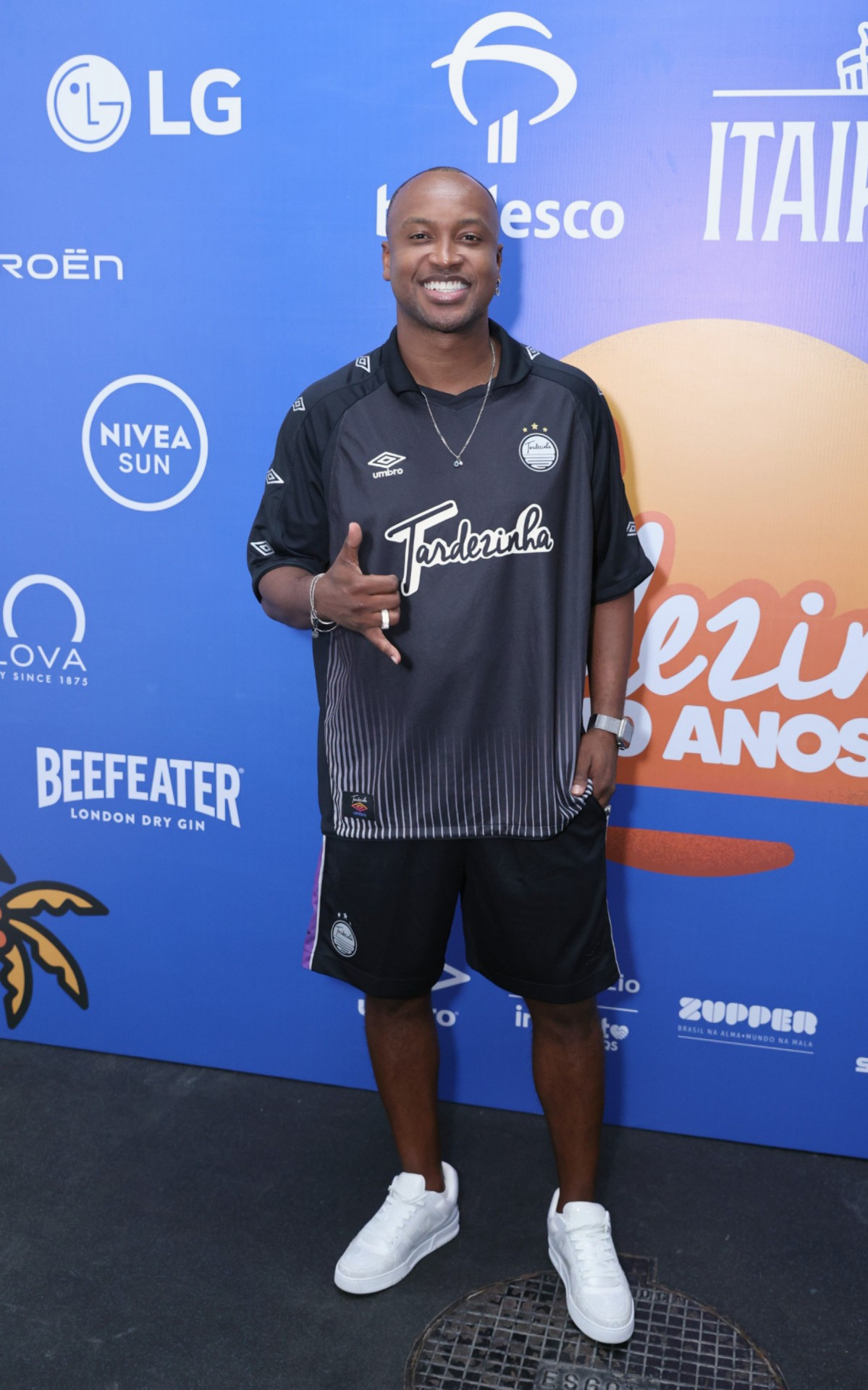 Thiaguinho e Carol Peixinho posam juntos antes de \'Tardezinha\' no Engenhão