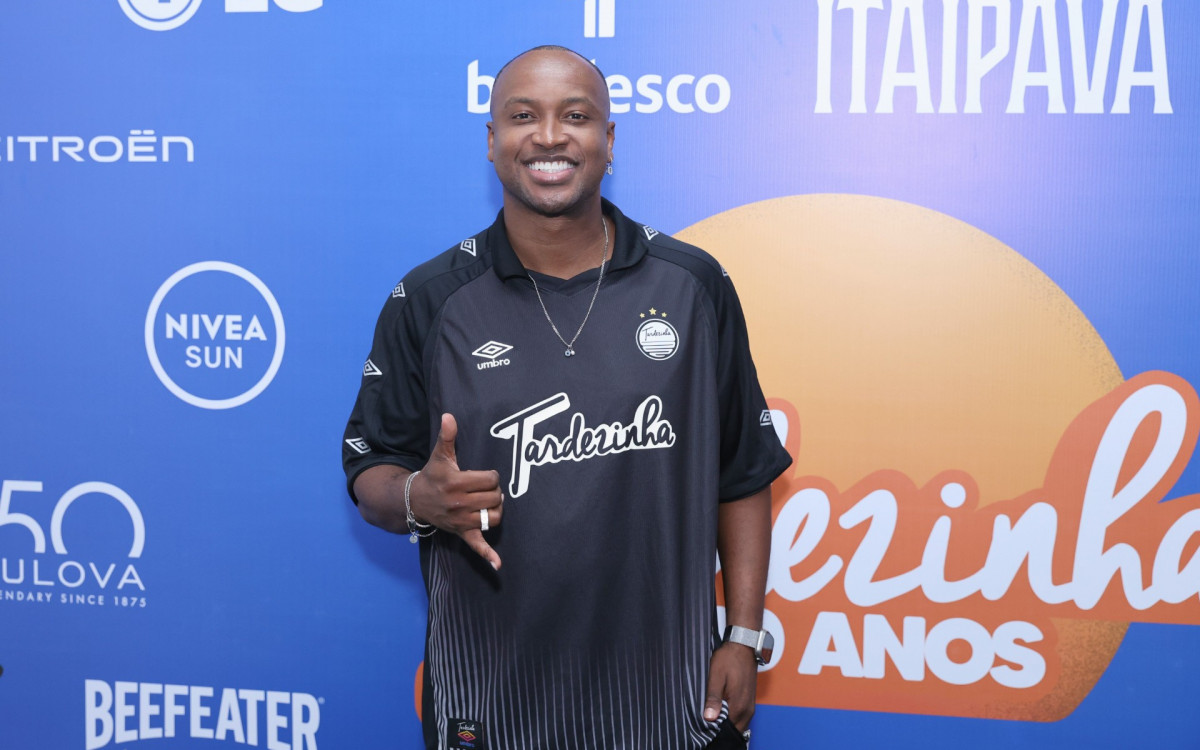 Thiaguinho e Carol Peixinho posam juntos antes de \'Tardezinha\' no Engenhão