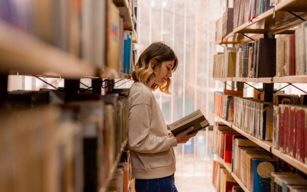 Ler ajuda a compreender melhor o mundo ao redor e ampliar os horizontes (Imagem: Gorgev | Shutterstock)